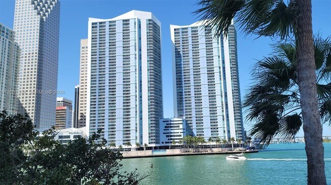 Foto del edificio - 325 S Biscayne Blvd