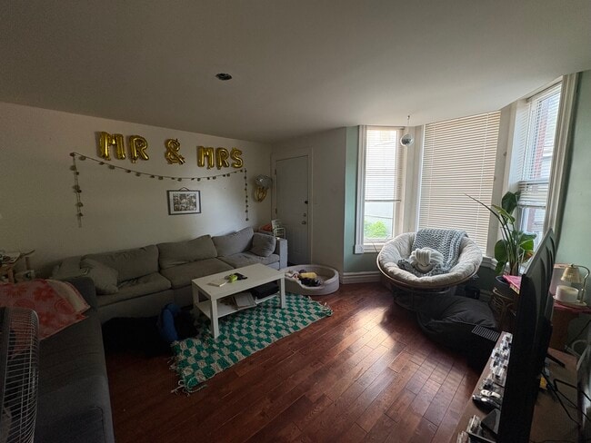 Large living room - 740 Lorne Av
