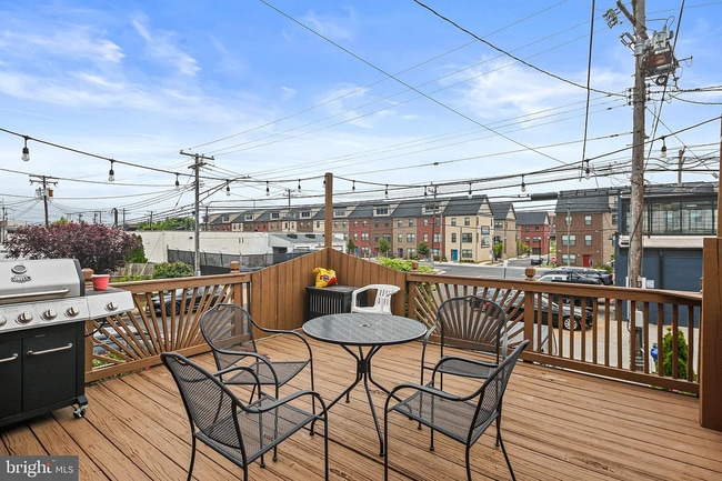 Building Photo - Gorgeous end-unit row home available for r...