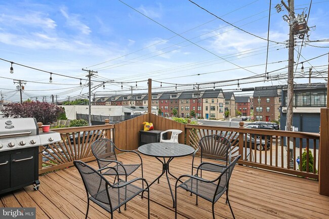 Foto del edificio - Gorgeous end-unit row home available for r...