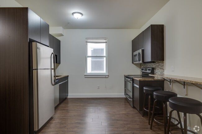 3BR, 3BA Original - 919SF - Kitchen - Eleanor at Walnut