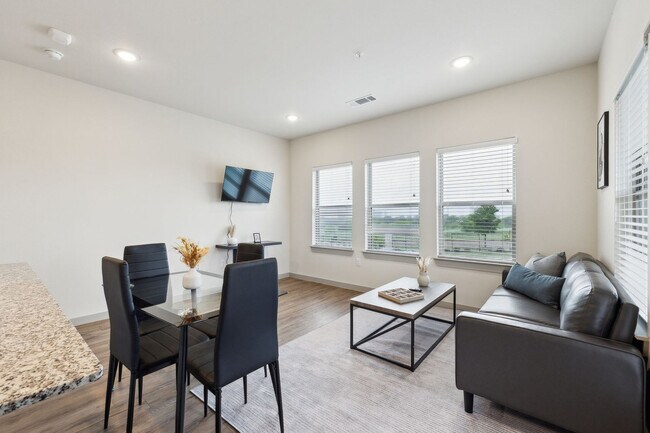 Foto del edificio - 2051 Mayfield Pkwy