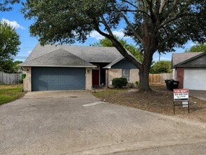 Building Photo - 4810 Stone Pointe Dr