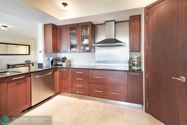 Foto del edificio - 2401 N Ocean Blvd