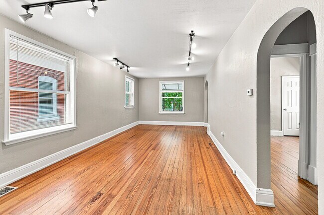 Foto del edificio - $2,845.95, 3 bed, 1 bath, located in Denver with New Appliances