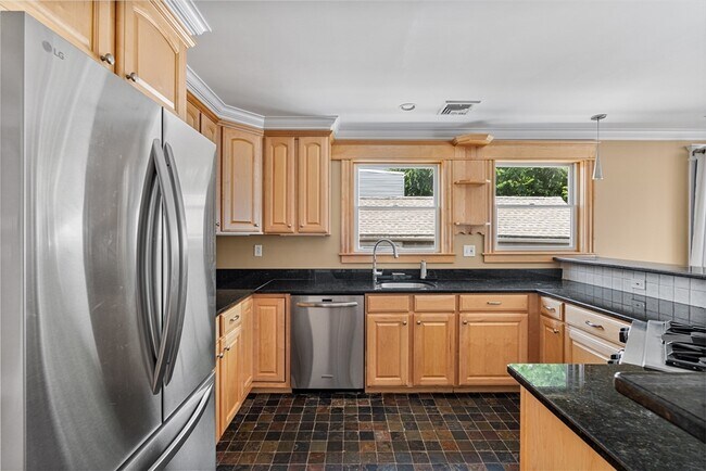 Building Photo - 210-212-212 W 9th St