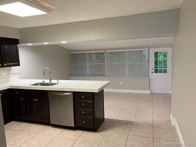 Foto del edificio - 1523 NE 51st St