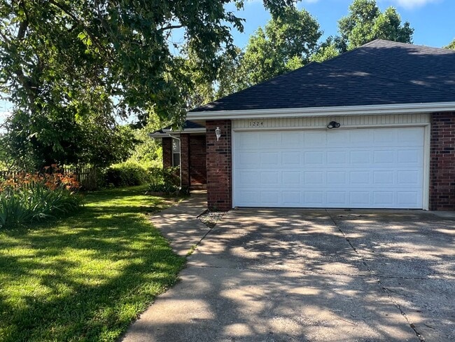 Building Photo - Duplex in Nixa!