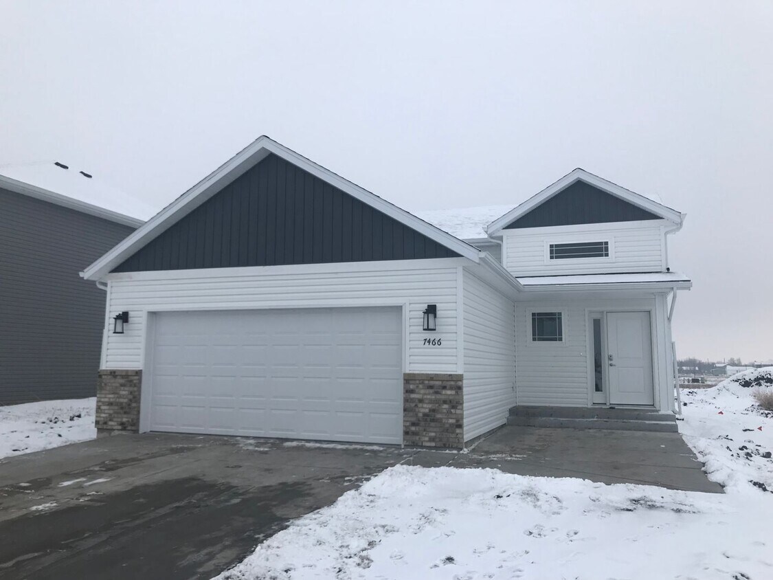 Foto principal - 4 Bed / 3 Bath House - Eagle Valley