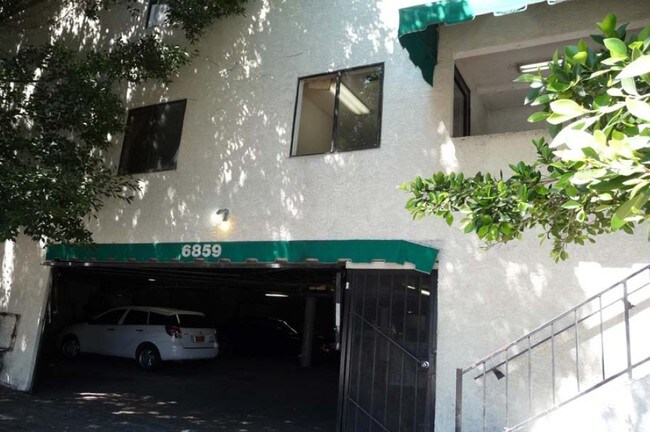 Foto del edificio - 6859 Laurel Canyon Blvd