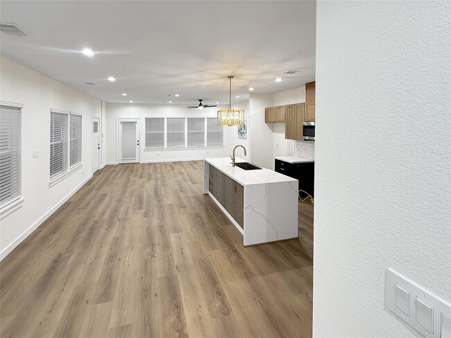 Building Photo - 6004 Bacher St