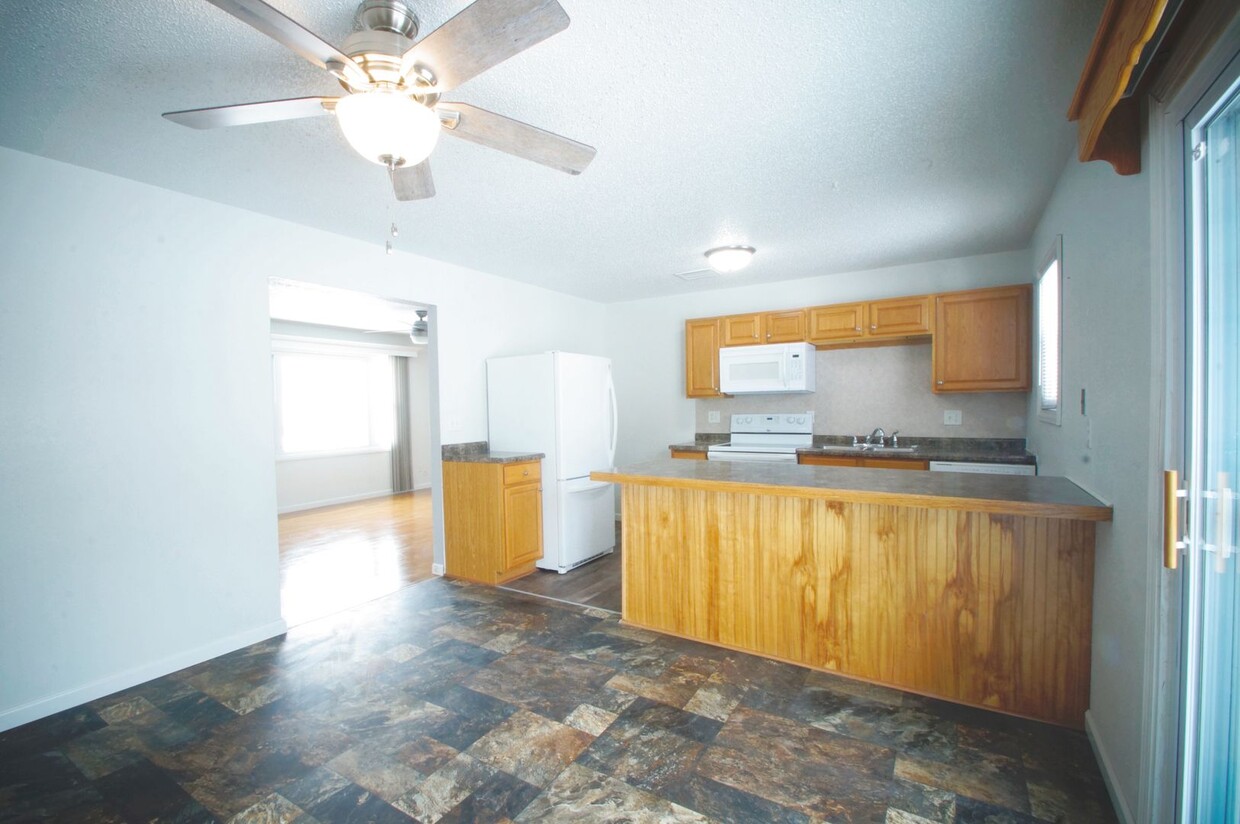 Primary Photo - 3 Bed 1.5 Bath Duplex