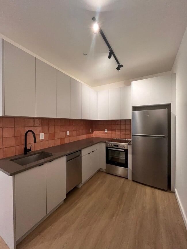 Building Photo - 328 Pacific Ave