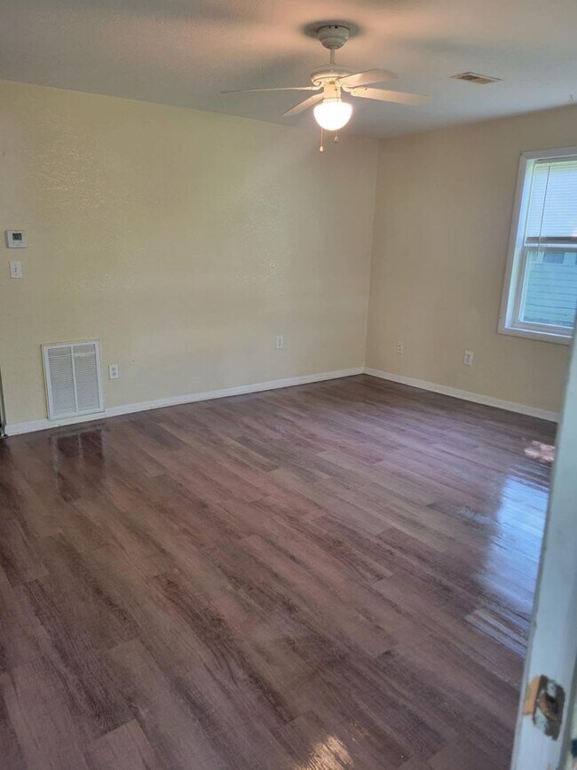 Foto del edificio - 2 BEDROOM 1 BATHROOM HOUSE FOR RENT