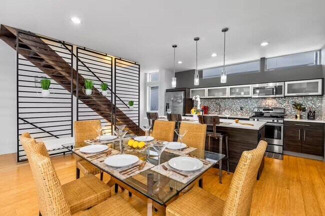Foto del edificio - Modern & Stylish Townhome in the Heart of ...