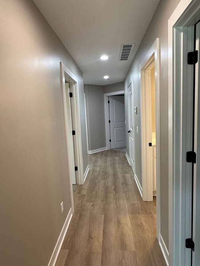 Building Photo - Benton duplex