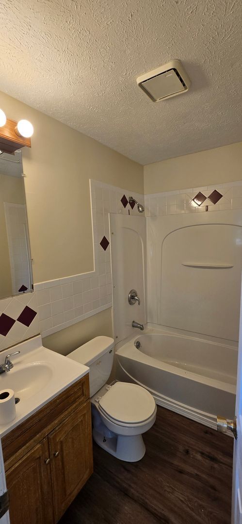 Building Photo - 3 Bedroom 1 Bath Contemporary in Amenity F...