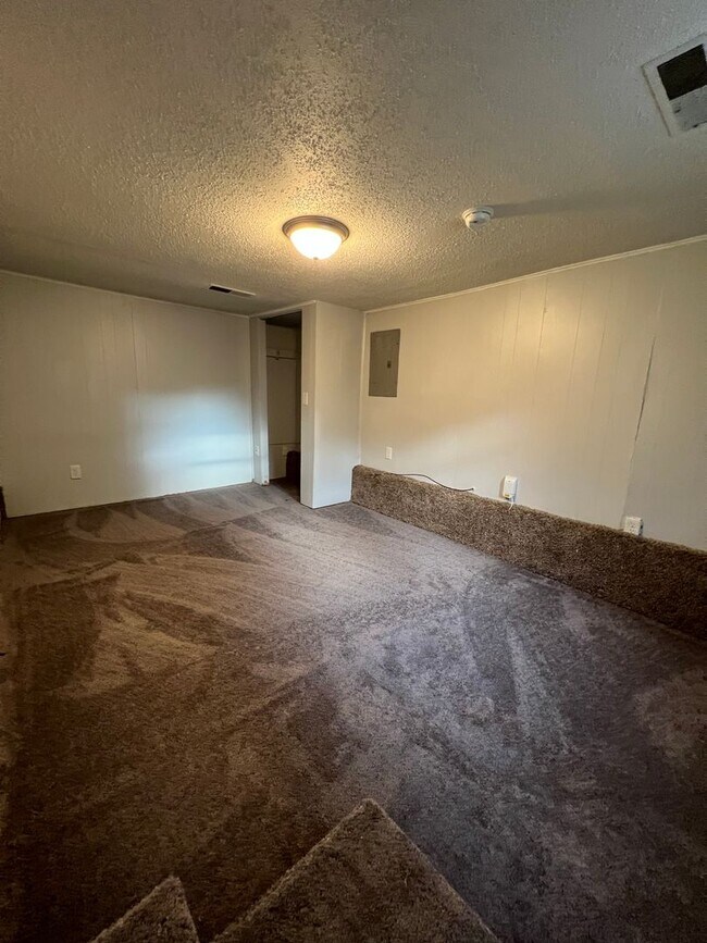 Building Photo - Recently Remodeled 3 bed 1 bath home!