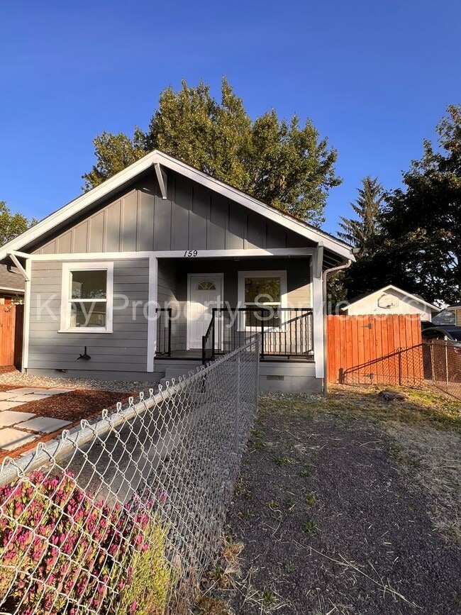 Building Photo - Renovated Longview Cottage with Huge Yard!