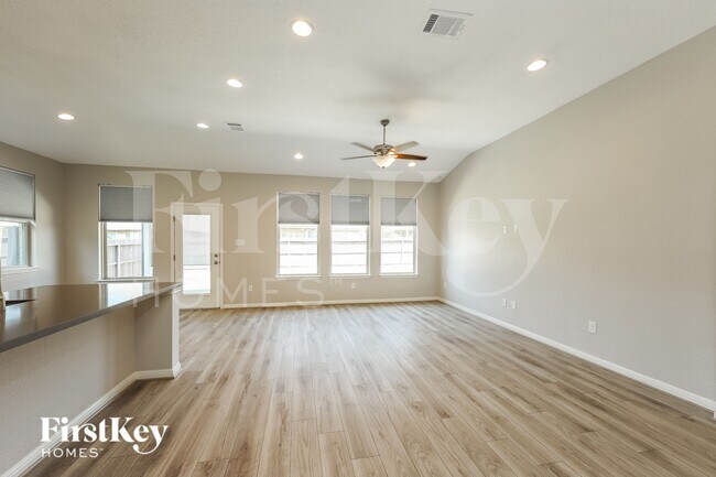 Foto del edificio - 2207 Tiptop Ln