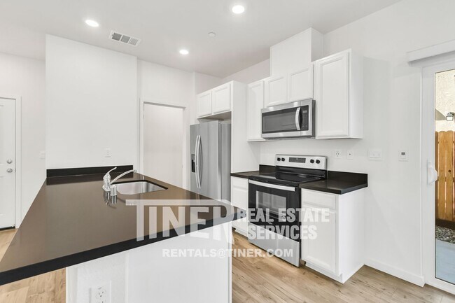 Building Photo - Gorgeous Roseville Home