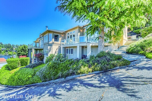 Building Photo - 3 br, 2.5 bath House - 9214 SE Shoreland Dr
