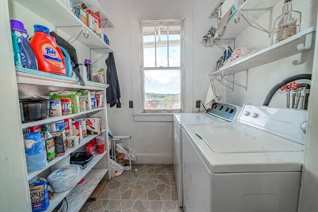 Building Photo - 5 Bed 2 Bath House - Downtown- Available 0...
