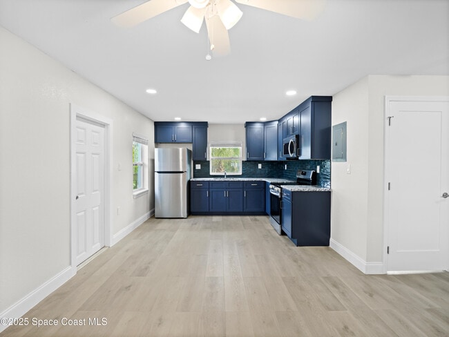 Foto del edificio - 101 Deland Ave