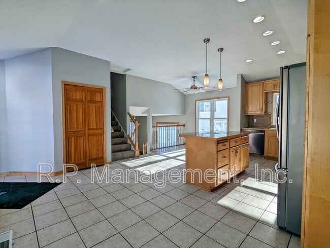 Building Photo - 8778 Hawthorne Dr