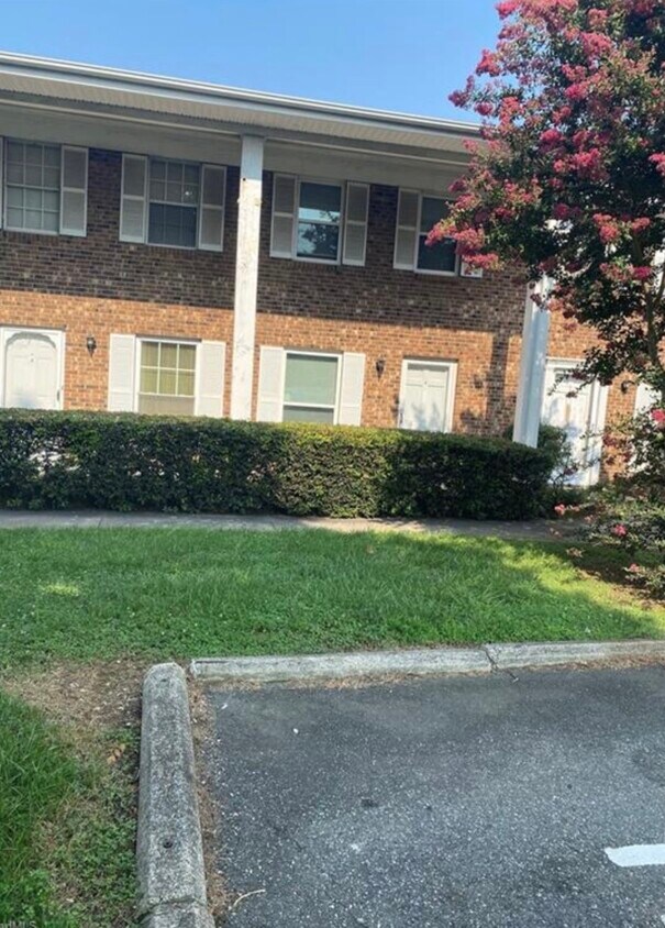 Foto principal - 1309 W Meadowview Rd