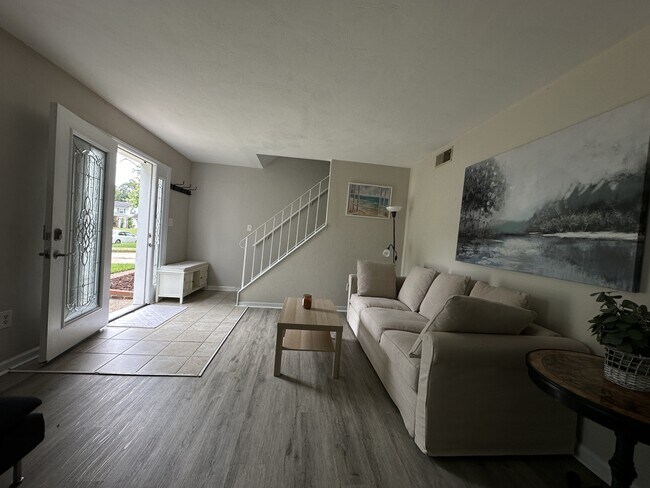 Foto del edificio - 460 Woodlake Rd