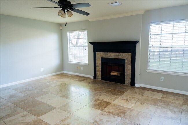 Foto del edificio - 6311 Laurel Bush Ln