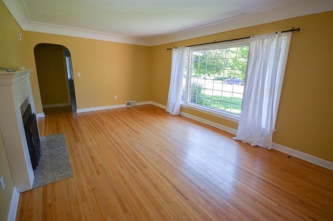 Building Photo - Gorgeous home on corner lot near Soldier's...