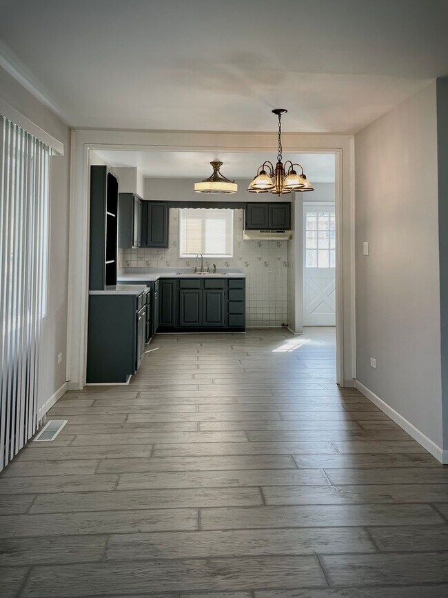 Foto del edificio - 3 Bedroom 1.5 Bathroom-Calumet City