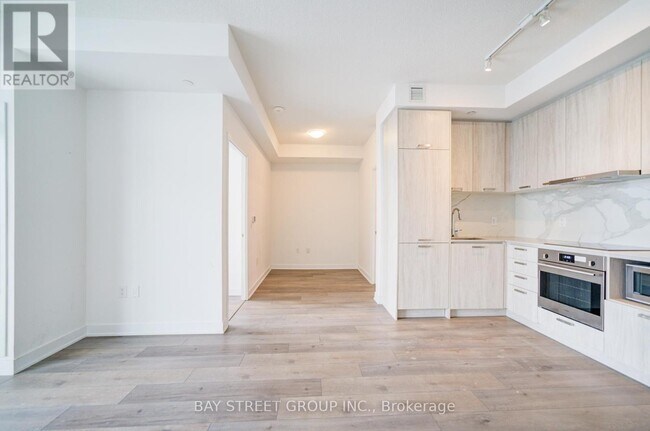 Building Photo - 10-1010 Honeycrisp Cres