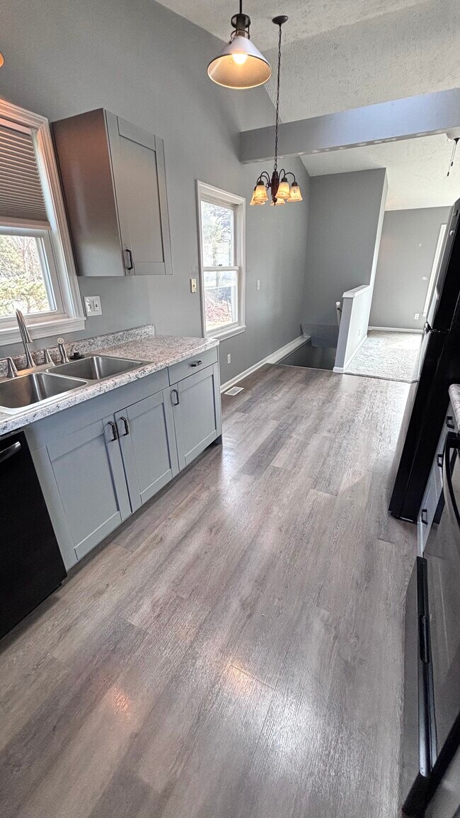 Foto del edificio - 3420 Parkwood Dr