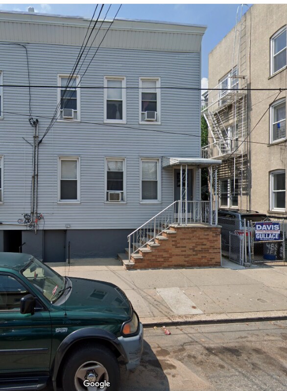100 W 18th St Unit 2, Bayonne, NJ 07002 Room for Rent in Bayonne, NJ