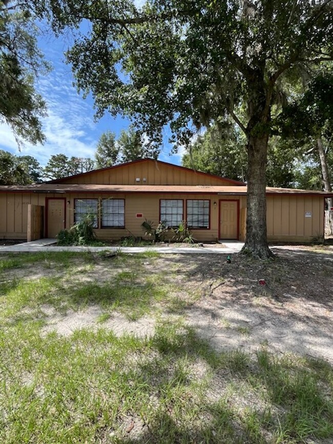 Building Photo - 2-bedroom, 1-bathroom home in the Pine Rid...