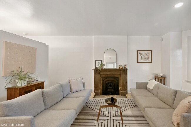 seating area in living room - 2133 N Hudson Ave