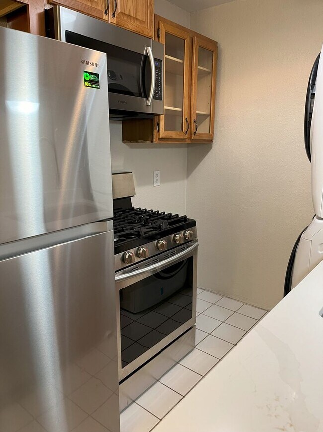 Building Photo - Top floor 2 bedroom 1 bath condo