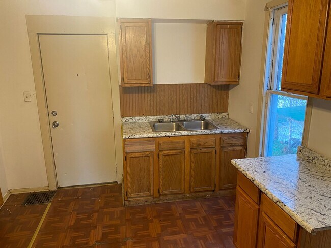 Foto del edificio - Spacious 3-Bedroom Home for Lease in Akron