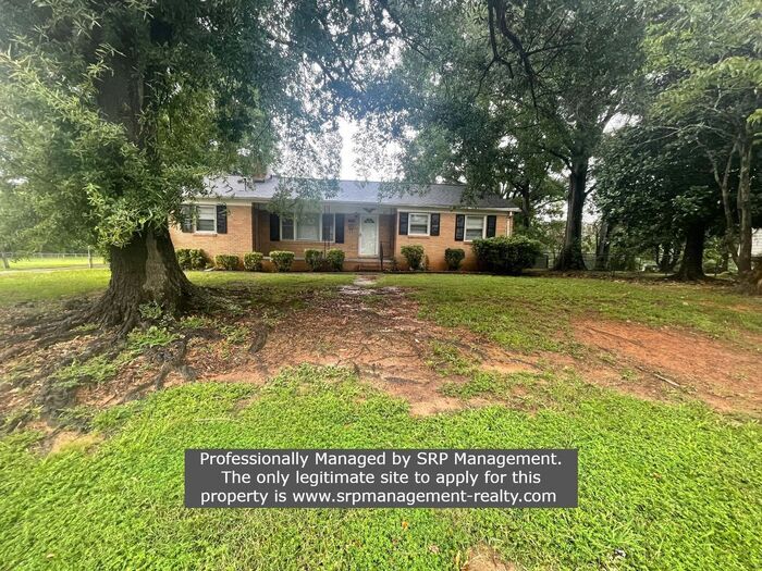 Foto principal - Charming Brick 3 Bedroom, 1 1/2 bath Home ...