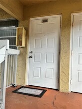 Building Photo - 10028 Twin Lakes Dr
