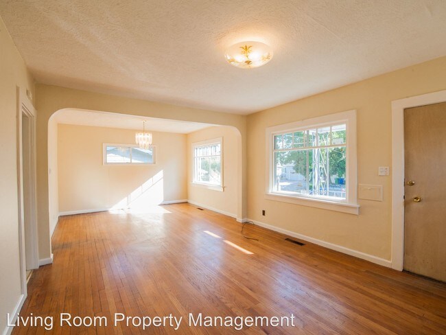 Foto del edificio - 7633 N Dwight Ave