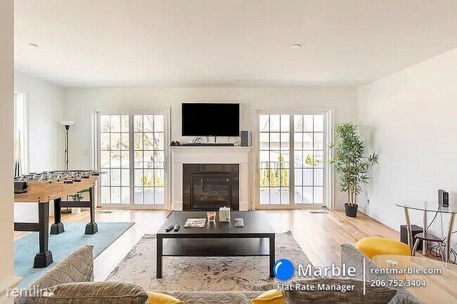 Building Photo - 3 br, 2.5 bath Townhome - 18 Dumaine Ave U...