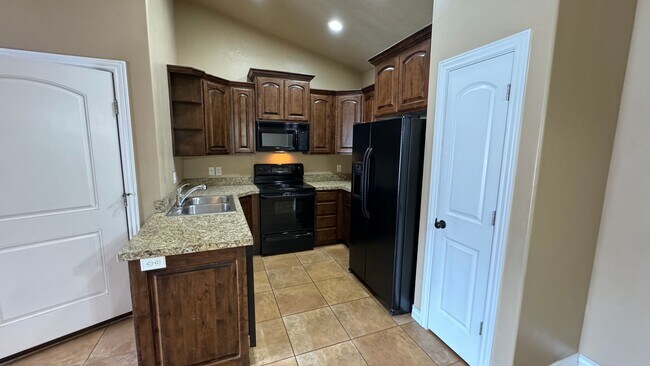 Building Photo - Top floor 3 bedroom 2 bath condo!