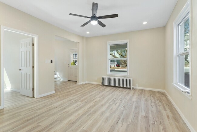 Building Photo - 5 Bedroom Single Family in Brunswick
