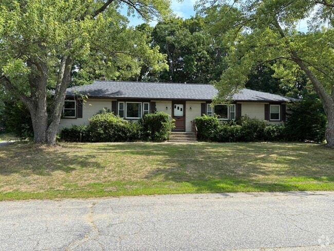 Building Photo - 5 Locust Rd