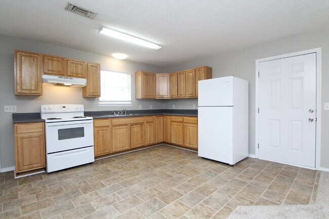Building Photo - North Pensacola 3/1 patio home!