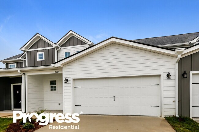Building Photo - 2207 Miramar Cir